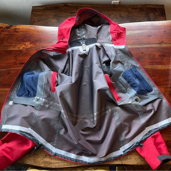 Arc’teryx Alpha SV Men’s Small - Picture 13 of 13
